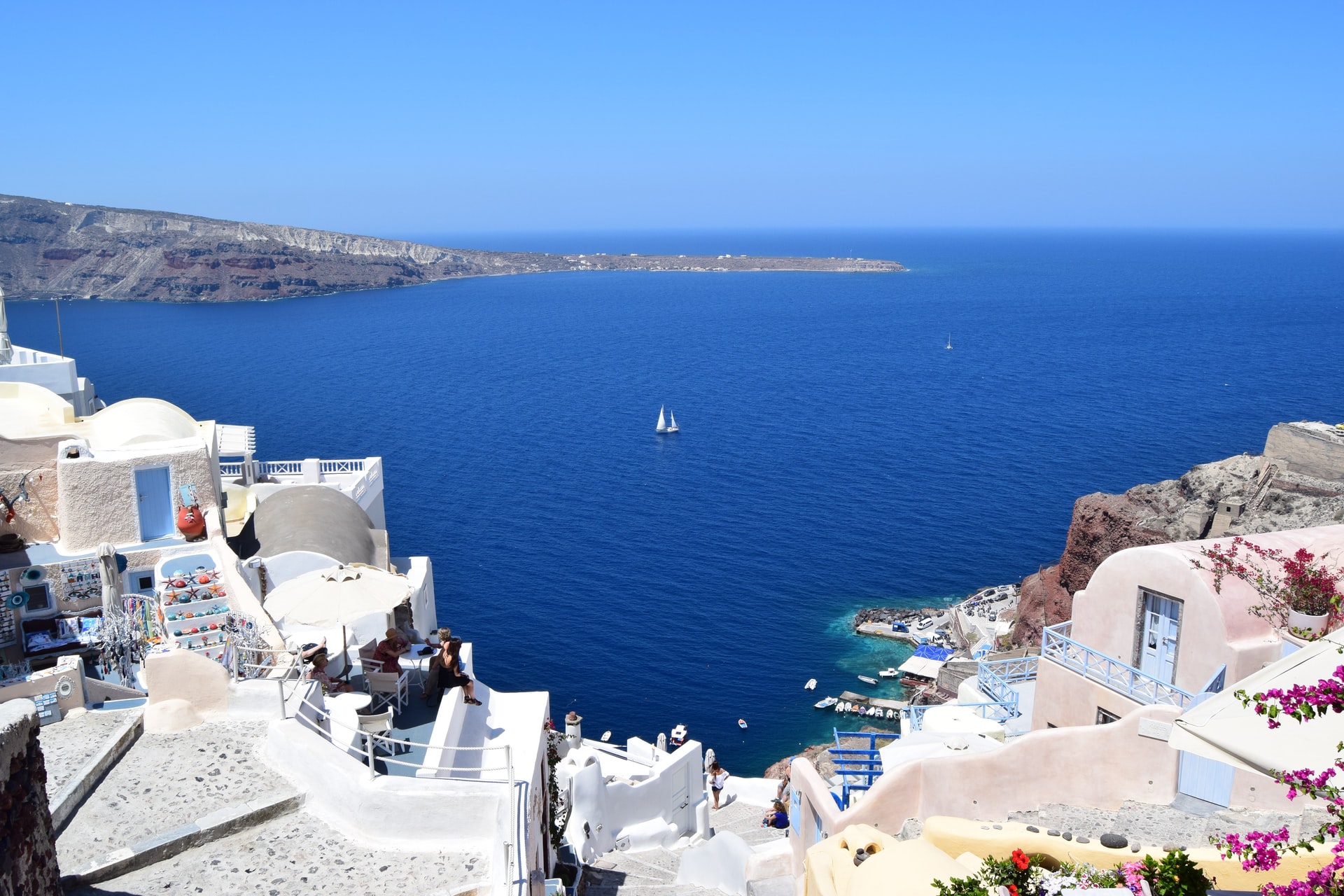 Picture of the sea from above buildings